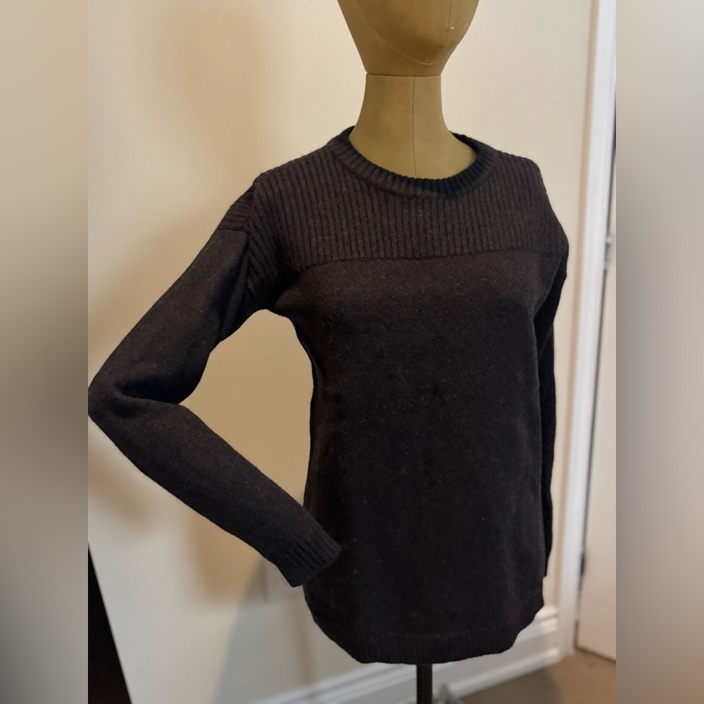 ARITZIA WILFRED FREE Minimalist 100% Wool Charcoal Crew Neck Sweater (XS)